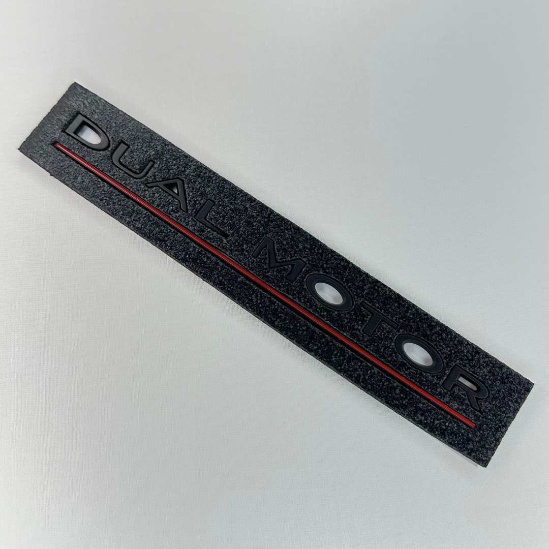 Dual Motor emblem til Tesla med stilrent design
