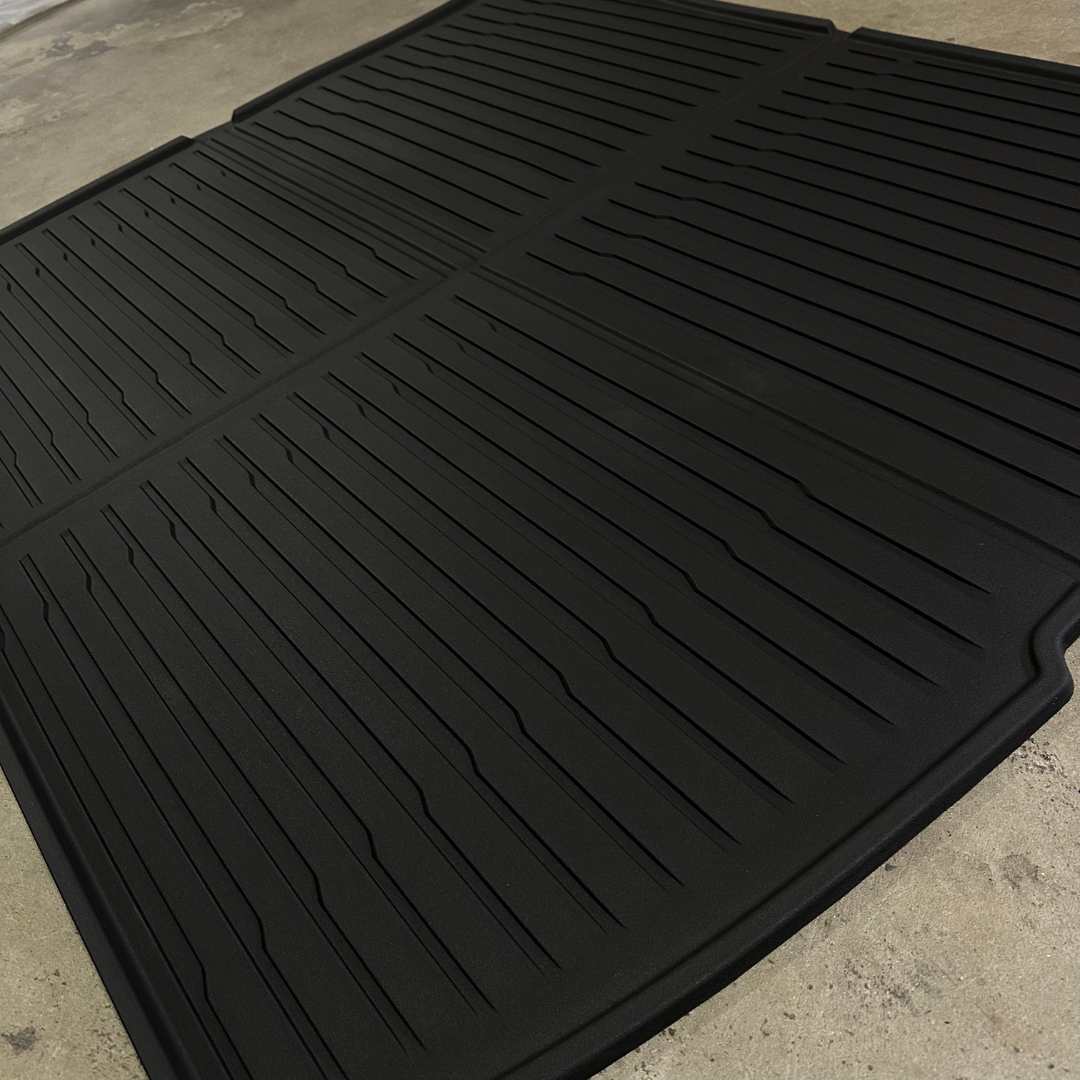 Detaljbilde av premium bagasjeromsmatte med slitesterk overflate