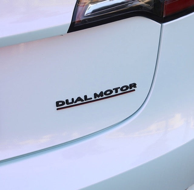 Detaljbilde av Dual Motor emblem med premium finish