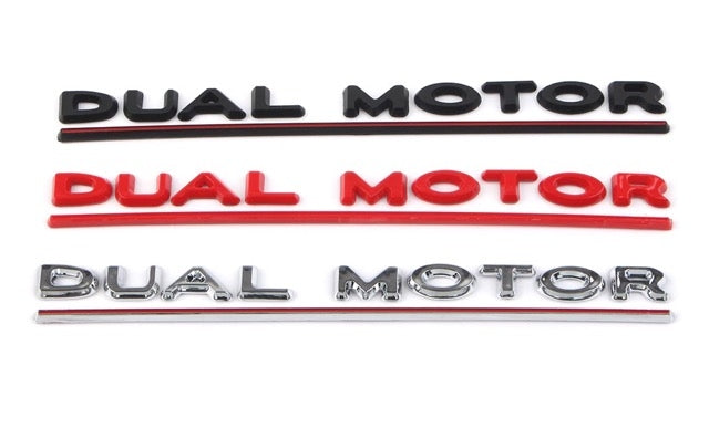 Dual Motor emblem montert på Tesla bakluke