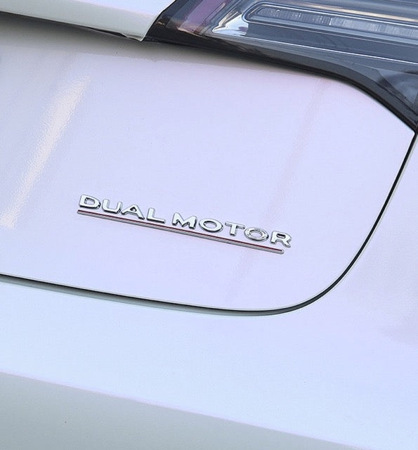 Dual Motor emblem gir Tesla et sporty og eksklusivt utseende