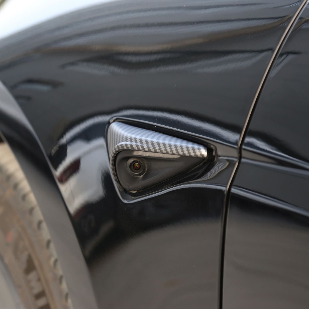Karbon deksel til sidekamera Tesla Model 3 og Model Y 2025+ montert