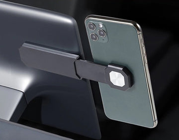 Mobilholder til Tesla Model 3 og Model Y montert på dashbord