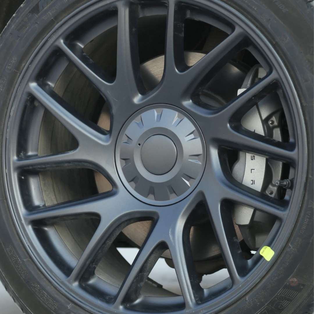Senterkapsler til Tesla Model 3 Highland montert på felg