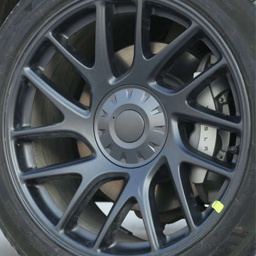 Senterkapsler til Tesla Model 3 Highland montert på felg