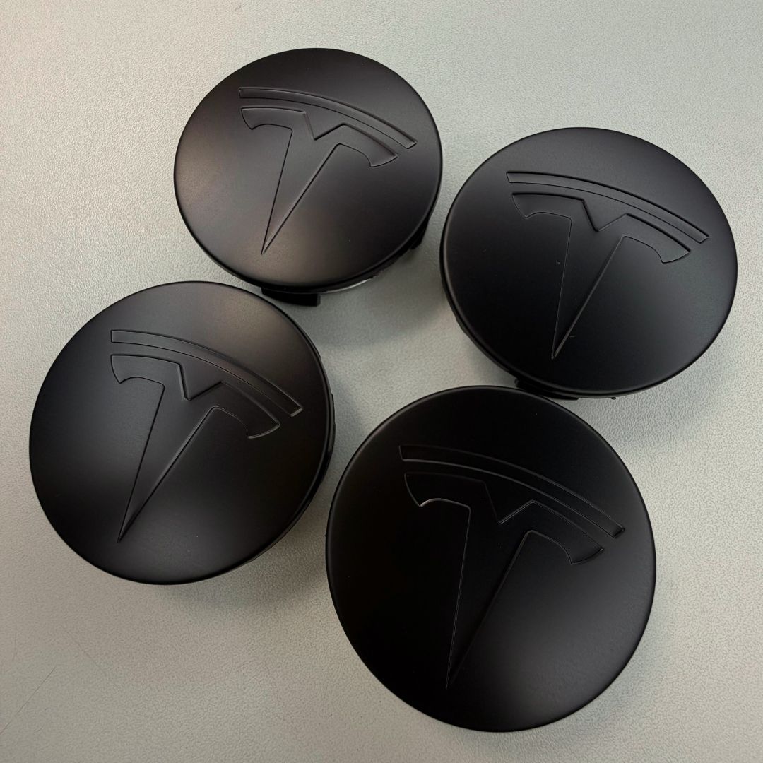 Detaljbilde av senterkopper med Tesla design i svart og sølv