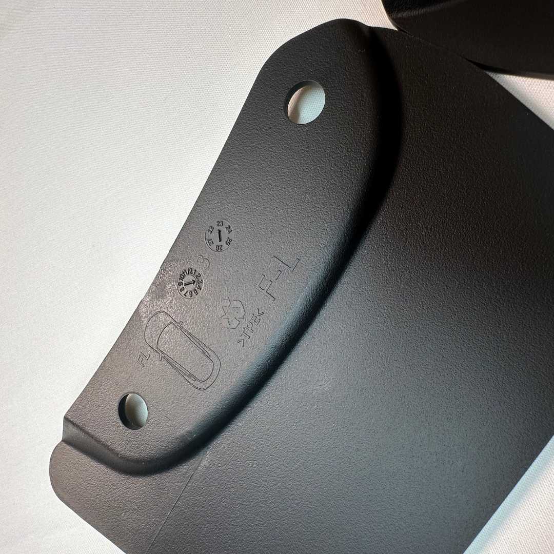 Detaljbilde av lavprofil skvettlapper til Tesla Model 3