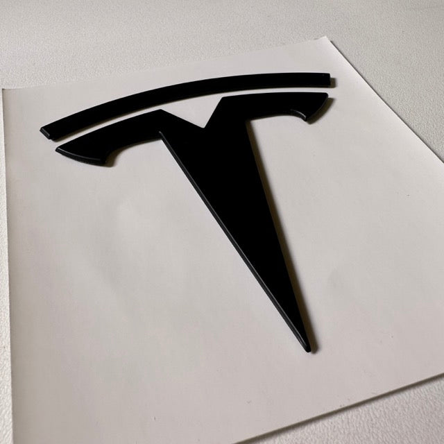 Enkel montering av Tesla emblem til Model 3 og Model Y