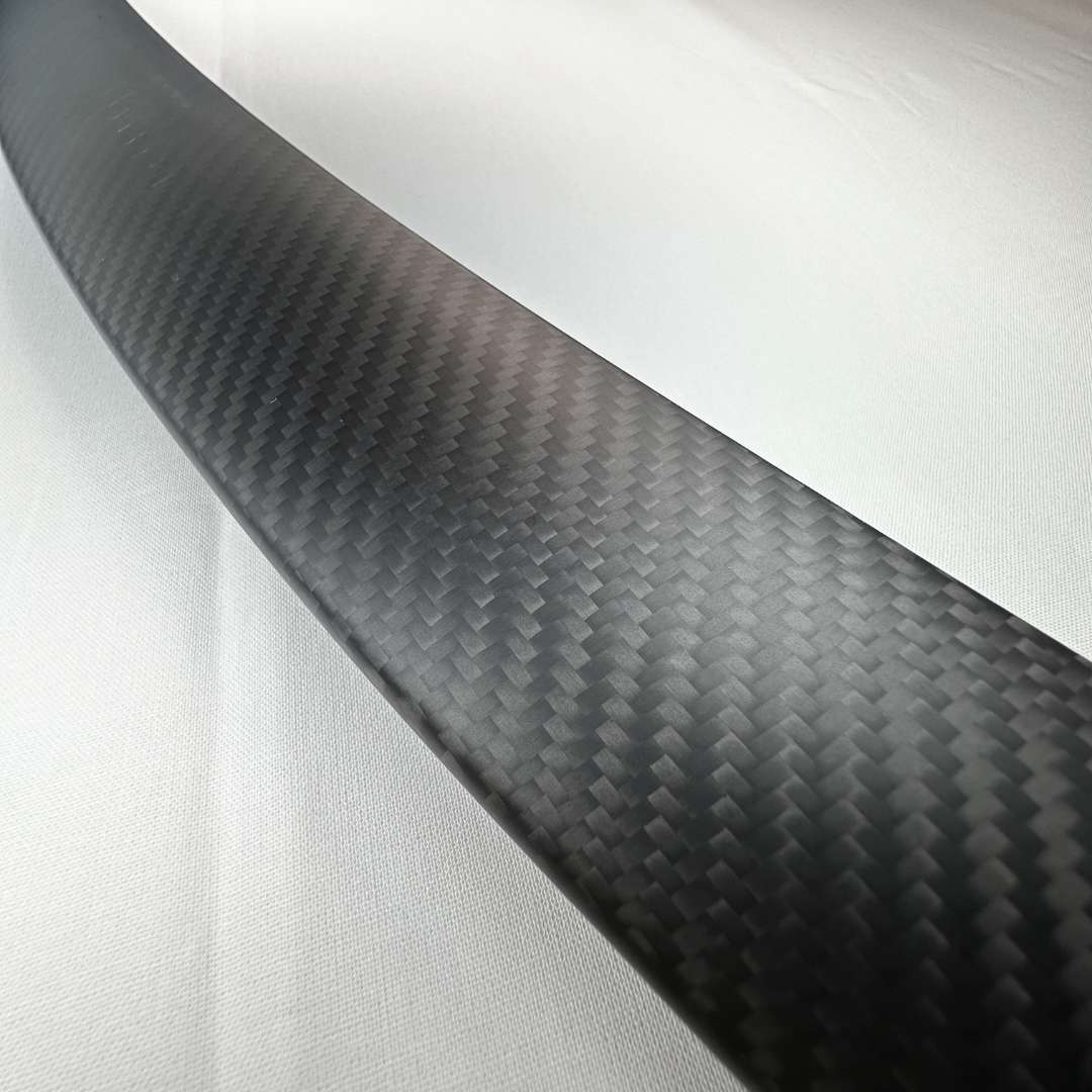 tesla model y bakspoiler ekte karbon