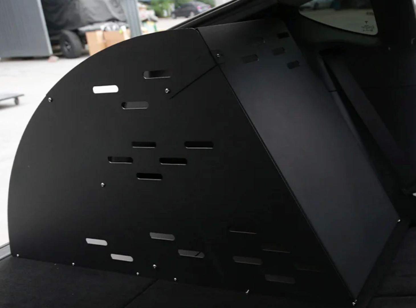 tesla model y hundebur solid design