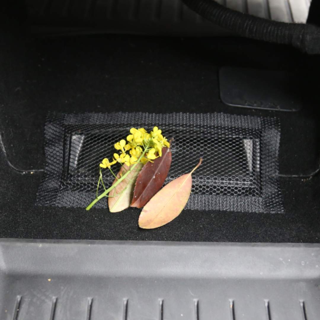 Enkel montering av ventilasjonsdeksel under sete Tesla Model 3 og Model Y